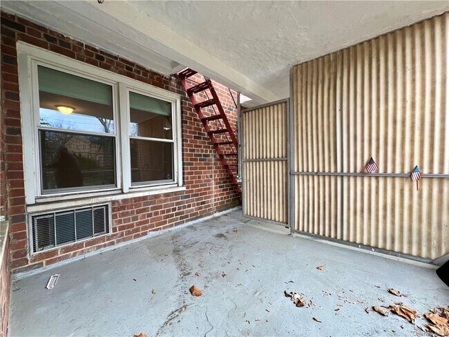 Building Photo - 700 Scarsdale Ave