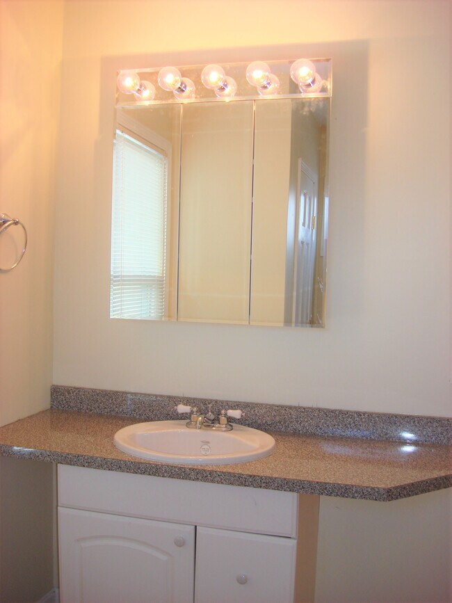 bathroom - 61 Pierce St