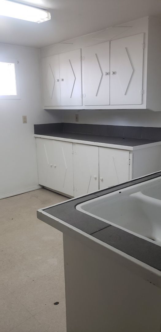 Foto del edificio - 2 bedroom 1 bath lower unit-Cheney Available for a September 10th Move In!!