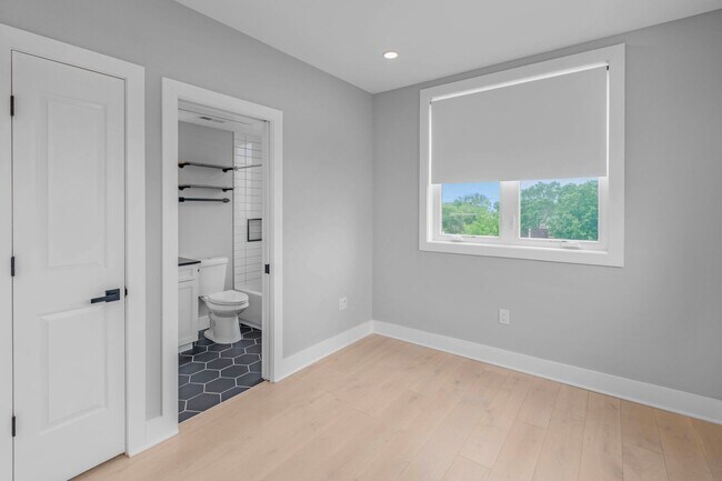 Building Photo - Stunning 1 BR + Den/2 BA 2-Level Condo in ...