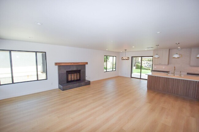 Building Photo - 3BED/2BATH Single Story Home in Camarillo