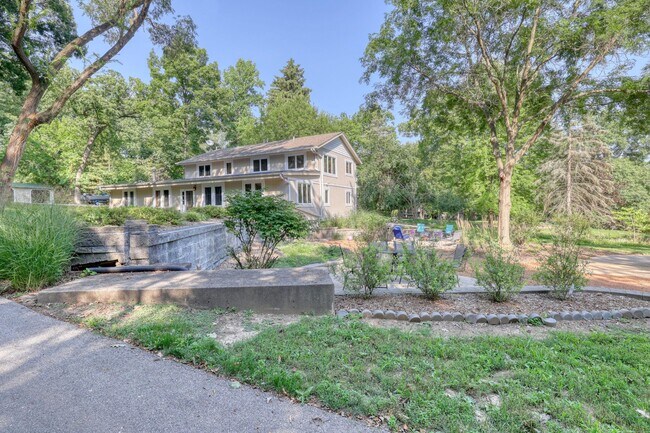 Building Photo - W296N2920 Franciscan Rd