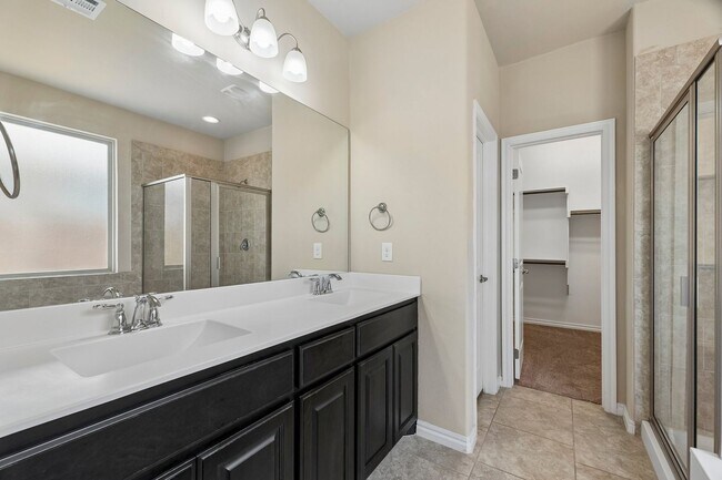 Foto del edificio - 3 bedroom 2 bath near Paycom!