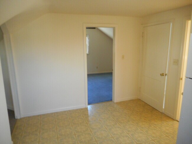 Kitchen dining area - 107 Garside Ave