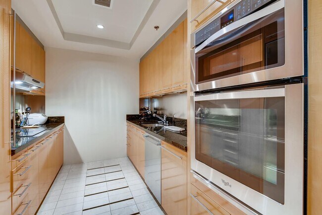 Foto del edificio - Luxury 2BR/2BA Condo on the 25th Floor with Stunning Strip Views & Resort-Style Amenities!