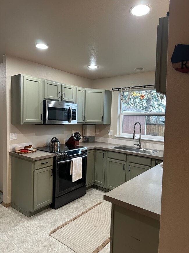 Building Photo - Beautiful 3BR / 2.5BA Near JBLM — Available December 23rd