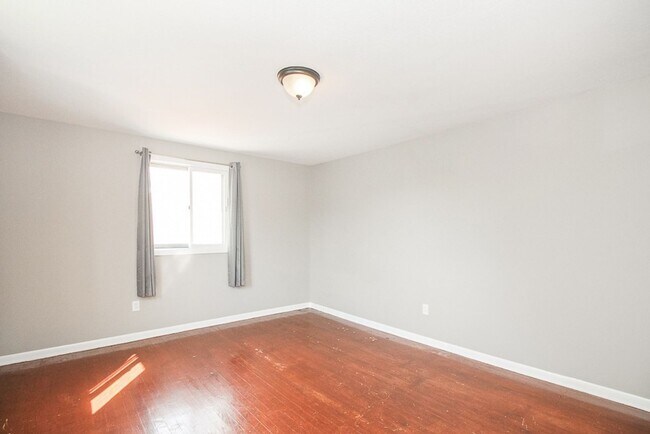 Foto del edificio - 404 E 215th St