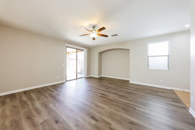 Foto del edificio - 18021 W Carol Ave