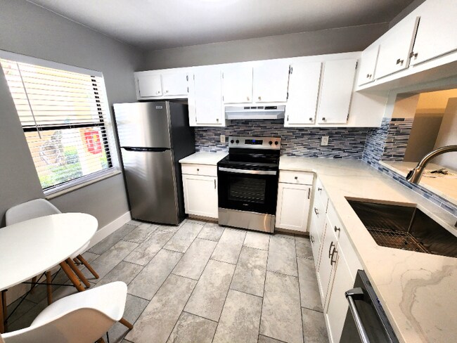 Foto del edificio - 4570 Lucerne Lakes Blvd E