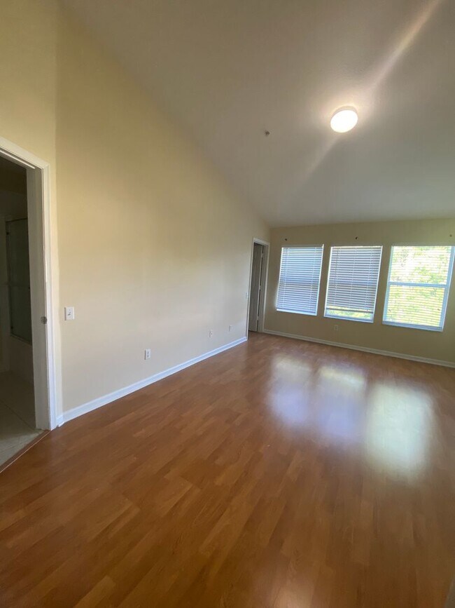 Building Photo - LAKEVIEW TOWNHOME FOR RENT - STONEBRIDGE C...