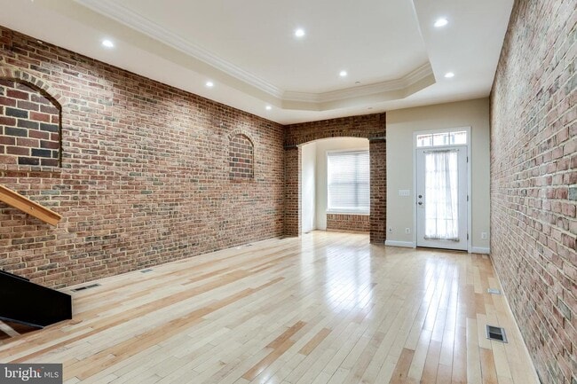 Building Photo - 810 S Lakewood Ave