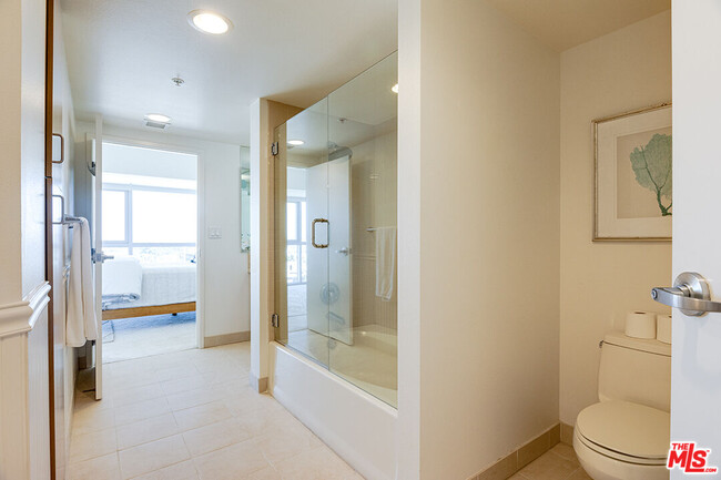 Building Photo - 13700 Marina Pointe Dr