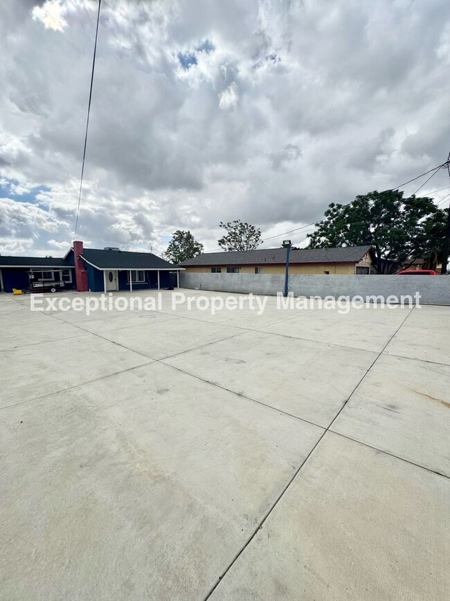 Building Photo - 8047 Laurel Ave