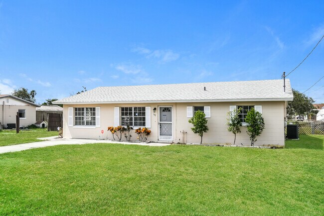 Foto del edificio - Inviting 4-Bedroom Home with Large Yard