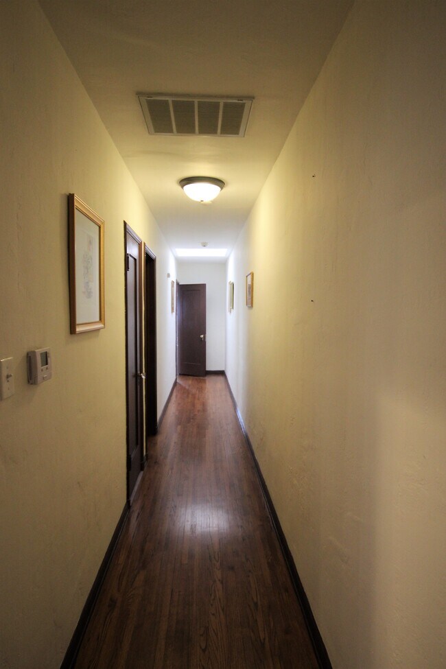 Foto del edificio - 6230 Lindenhurst Ave
