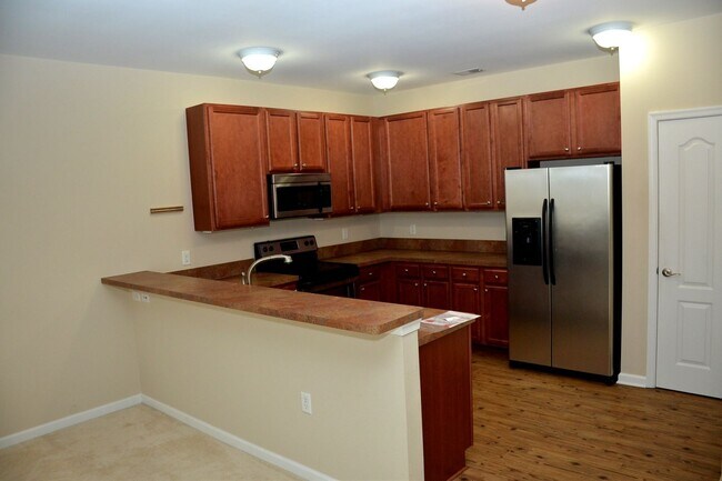 Foto del edificio - ENJOY CAREFREE LIVING AT IT'S BEST W/ PRIME LOCATION NEAR TOWN CENTER!!