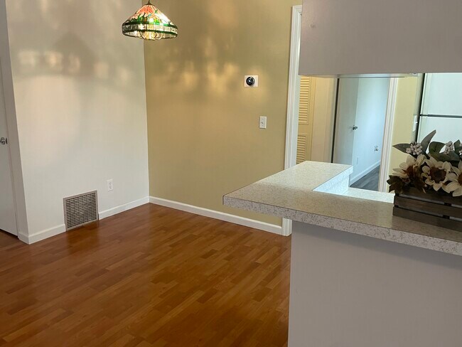 Foto del edificio - 300 Stony Point Rd