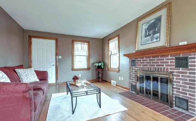 Foto del edificio - Coming Soon! Bright 3 Bedroom, 1 Bath Cape...