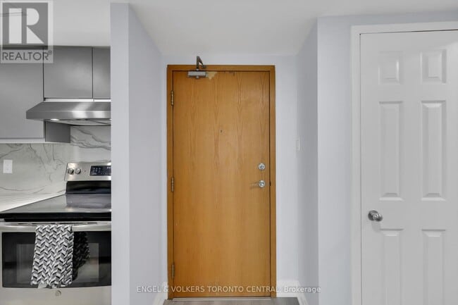 Photo du bâtiment - 77 Harbour Square