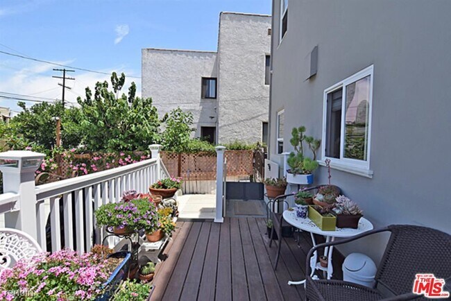 Building Photo - 2 br, 1.5 bath Condo - 1049 S Mansfield Ave