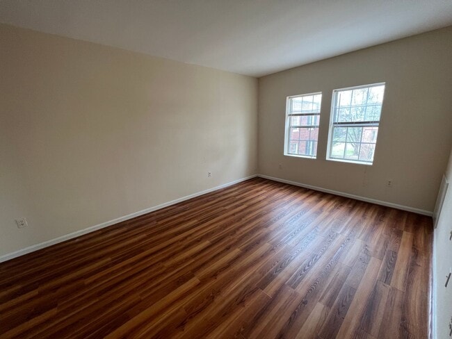 Building Photo - Large 2 bedroom, 1 bathroom condo, just mi...