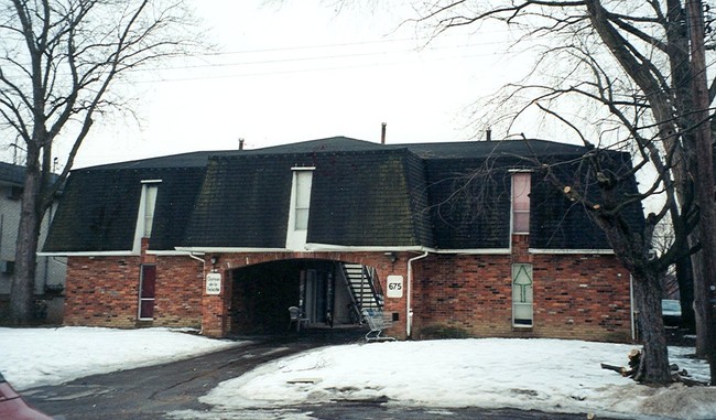 Building Photo - 675 Riverview Dr