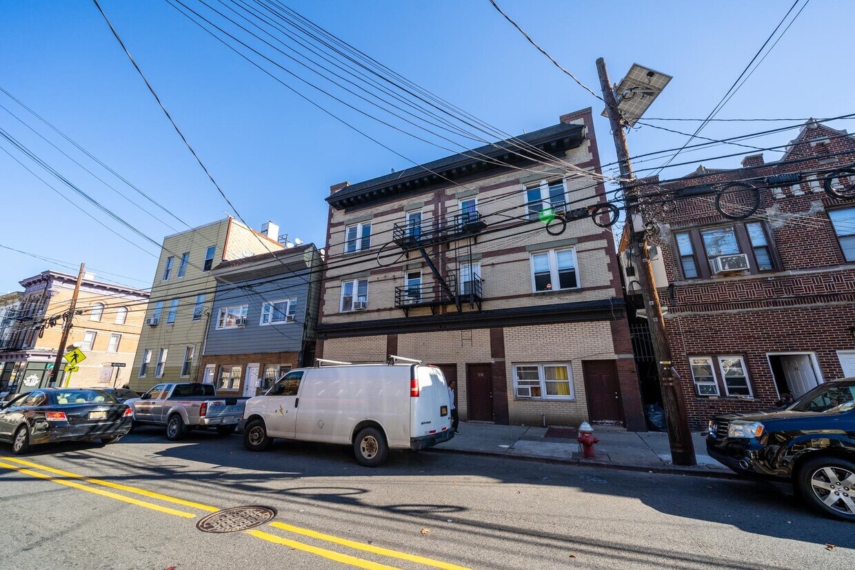 1132 Summit Ave Unit 3, Jersey City, NJ 07307 Room for Rent in Jersey