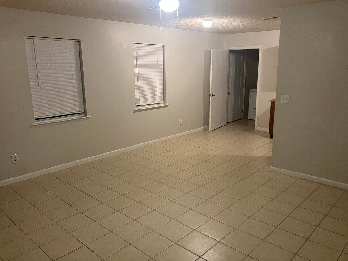 Foto principal - 720 E Nelson Ave