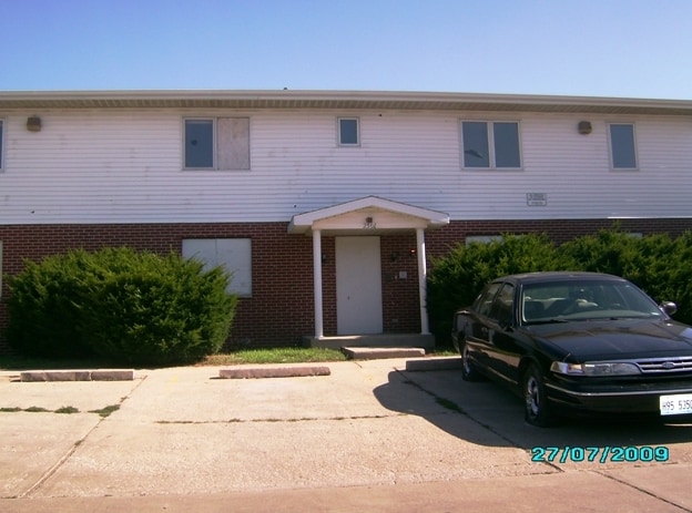 Primary Photo - 2501-2621 Bluebird St
