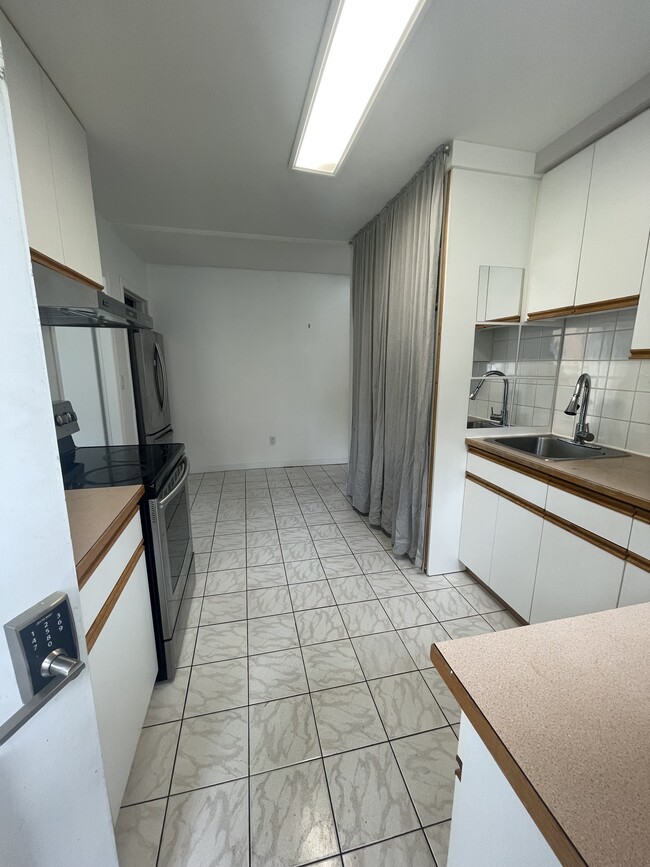 Building Photo - 1020 Dory St