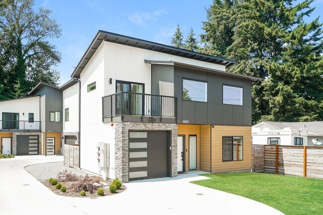 Building Photo - Bright and Beautiful Burien Home with Modern Comforts