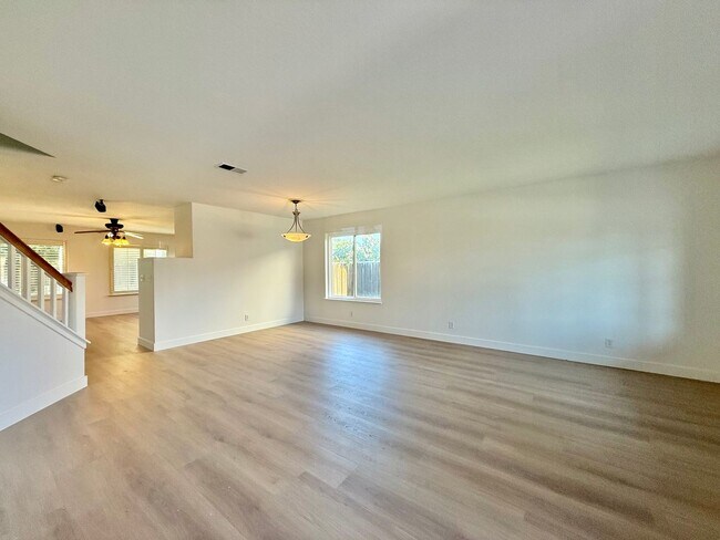 Foto del edificio - 4 Bedroom Home in Hollister