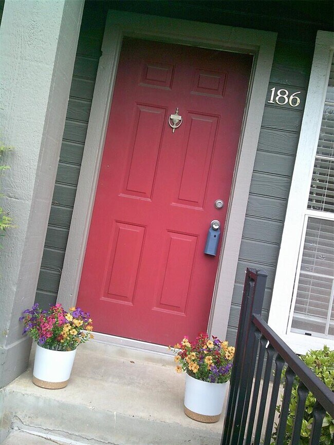 Building Photo - 1015 E Yager Ln