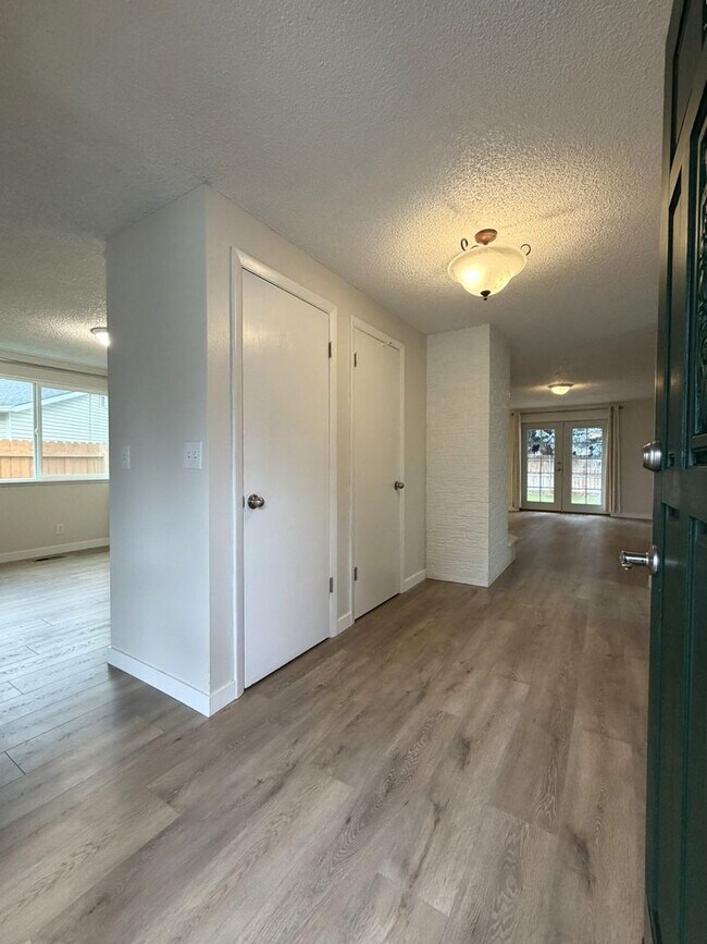 Foto del edificio - Beautiful 4 bed 2 bath home in Boise just off E Bergeson St