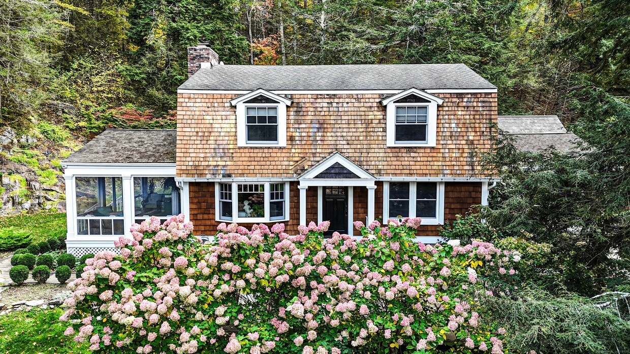 Primary Photo - 1 W Woods Rd