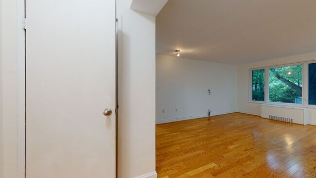 Foto del edificio - 2400 41st St NW