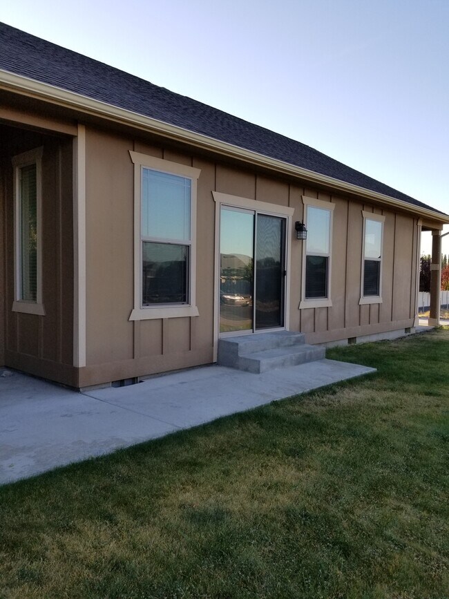 Building Photo - Cove West Home