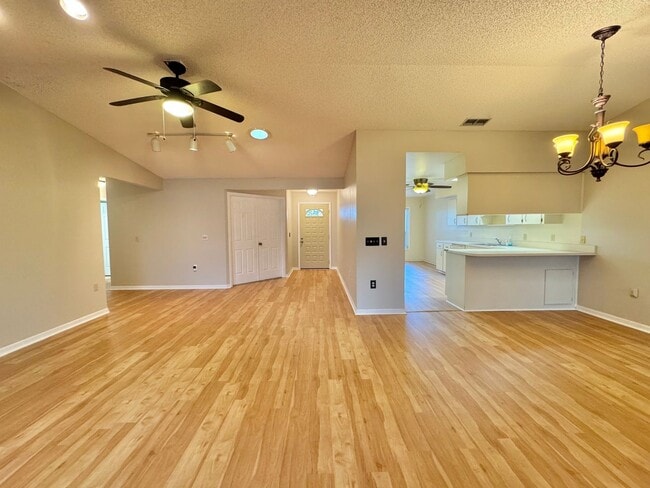 Foto del edificio - Cypress Landing - Community Pool & Lake Ac...