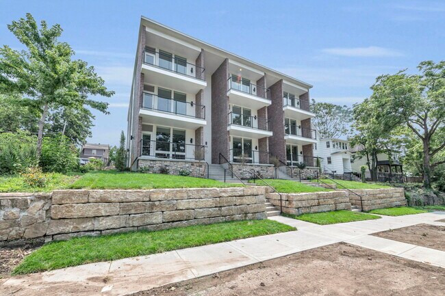Building Photo - 3933 Kenwood Ave