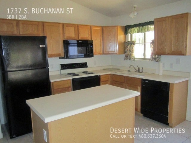 Building Photo - Beautiful 3 Bedroom / 2 Bath Home Located ...