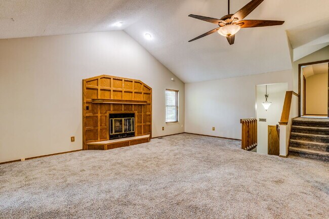Building Photo - "Spacious 3-Bed Condo Oasis with 2.5 Baths in Prime Derby Location – 1674 Sq Ft of Comfort!"