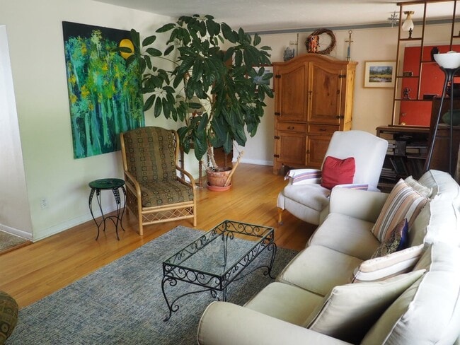 Building Photo - Fully furnished Three Bedroom Ranch Home in South Boulder available June 1st-December 15th, 2025.