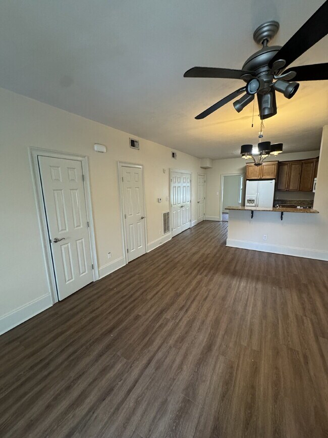 Foto del edificio - Huge 3-bedroom 2.5-Bathroom Condo Near parks and restaurants
