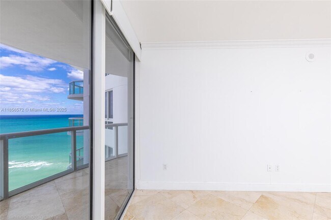 Foto del edificio - 6365 Collins Ave