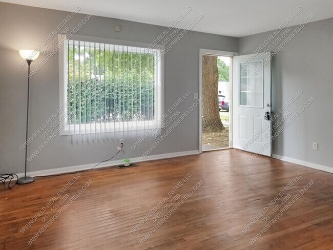 Foto del edificio - Hardwood Hideaway: 2 Bed/1 Bath, 850 Sq Ft...