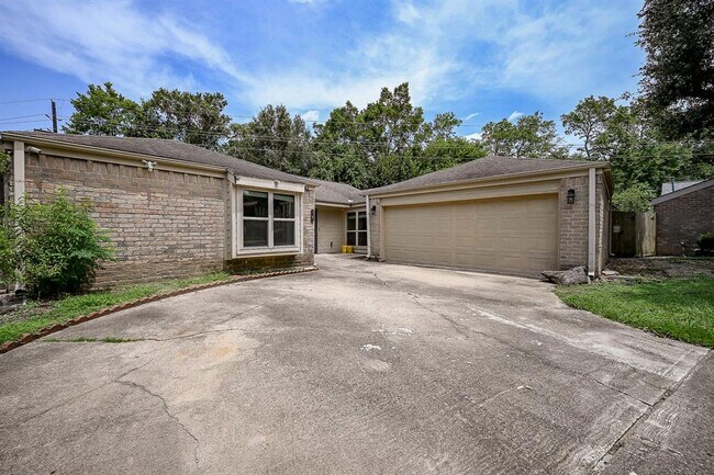 Building Photo - 2027 Fernspray Ln