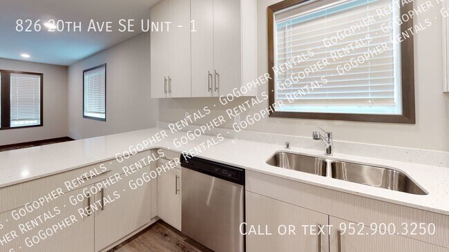 Building Photo - Spacious Duplex Close to U of M Campus