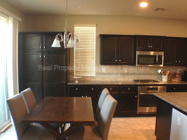 Foto del edificio - 1324 Royalty Way