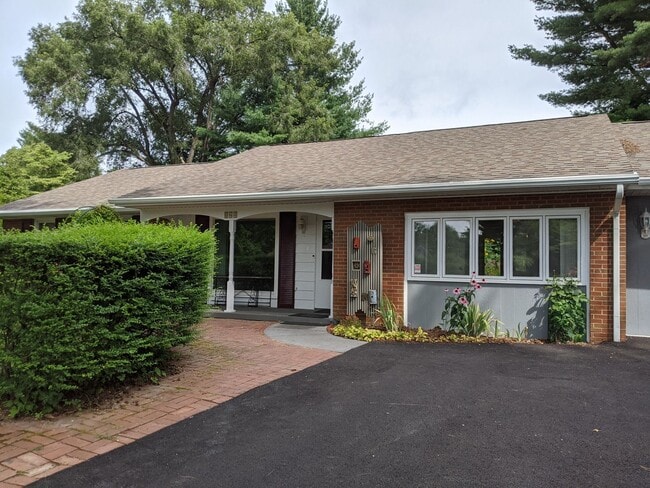 Spacious Home in McBryde Village next to V... - Spacious Home in McBryde Village next to V...
