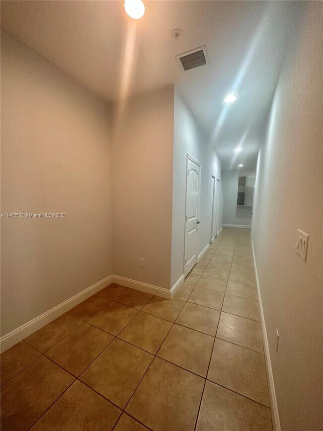 Foto del edificio - 155 SW 7th Ct